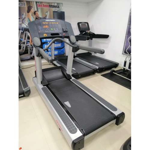 Беговая дорожка  Life Fitness CLST (Б/У) - фото №6